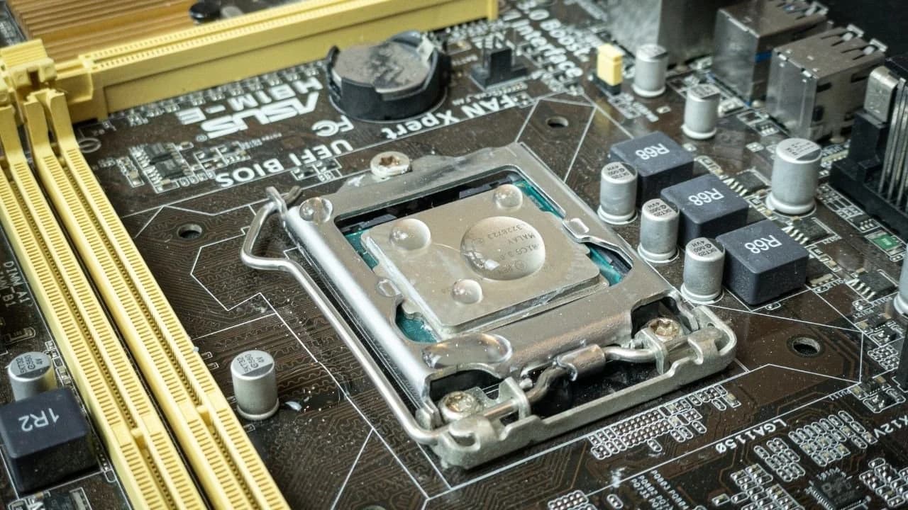 Kannst du Wärmeleitpaste mit Wasser reinigen?